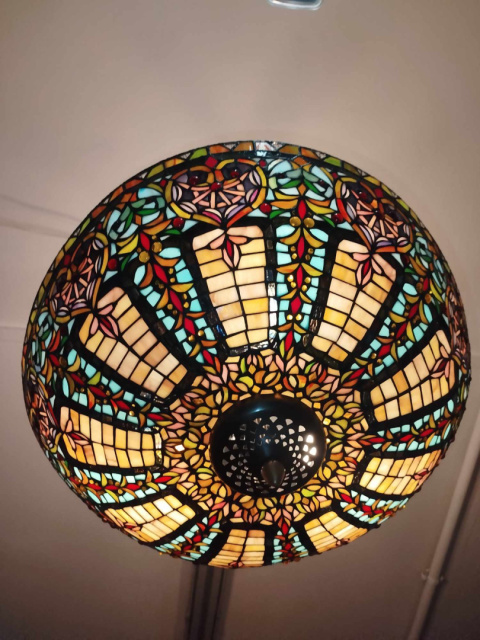 witrażowa lampa - plafon Tiffany, śred. 57 cm witrażowa lampa - plafon Tiffany, śred. 57 cm